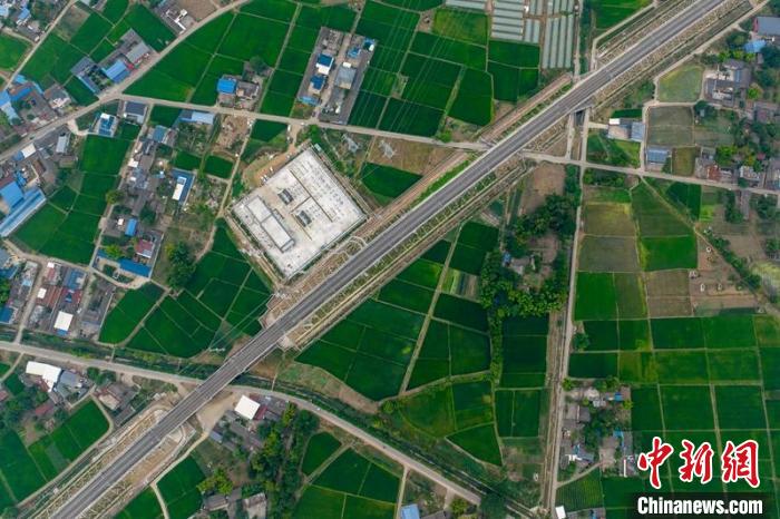 空中俯瞰綿竹牽引變電所和川青鐵路成黃段鐵路線?！⒅铱?攝