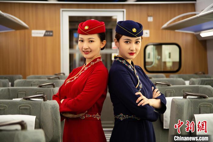 圖為整體色彩以“深藏青”和“喇嘛紅”為主調(diào)的西格段“復(fù)興號(hào)”動(dòng)車(chē)組乘務(wù)員新制服?！±罾?攝