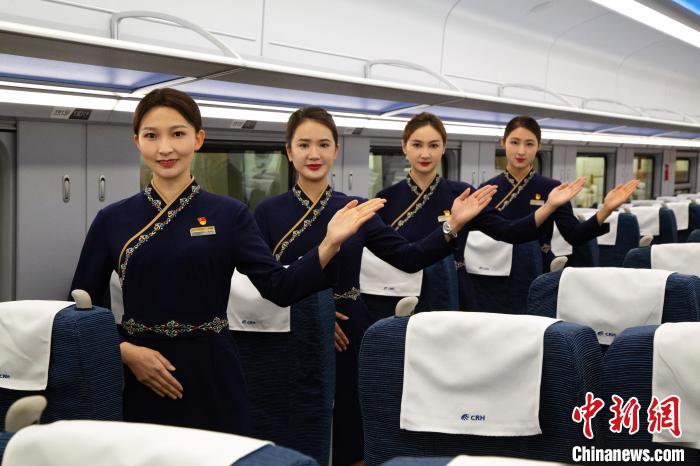 圖為身穿新制服的青藏鐵路西格段“復(fù)興號(hào)”動(dòng)車組乘務(wù)員?！±罾?攝