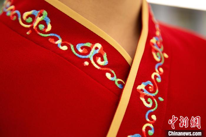 圖為新制服領(lǐng)口點(diǎn)綴有蒙古特色的烏力吉紋繡花。　李磊 攝