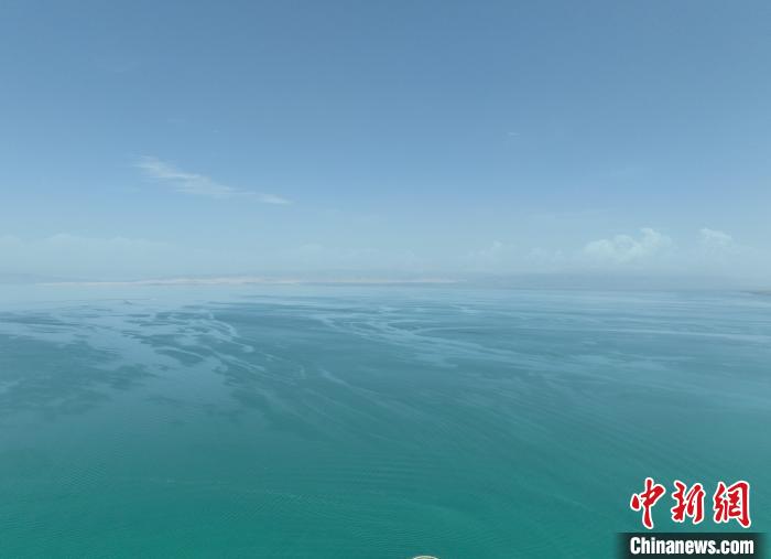 圖為航拍仲夏時節(jié)，青海湖水天一色?！∑钤鲚?攝