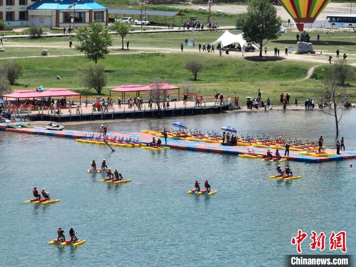 圖為航拍游客青海湖二郎劍景區(qū)體驗娛樂項目?！∑钤鲚?攝