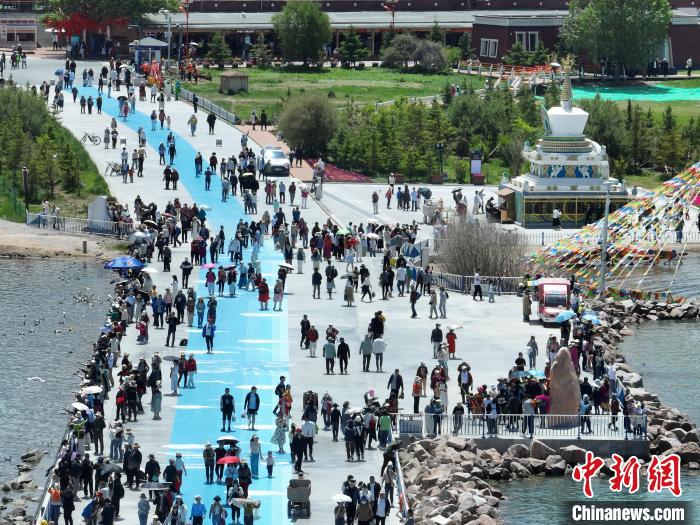 圖為航拍青海湖二郎劍景區(qū)游客眾多?！∑钤鲚?攝