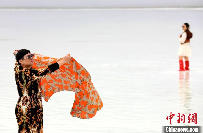 圖為游客在茶卡鹽湖拍照?！⊙Φ?攝