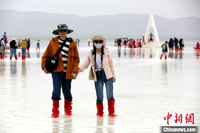 圖為游客在茶卡鹽湖之中?！⊙Φ?攝