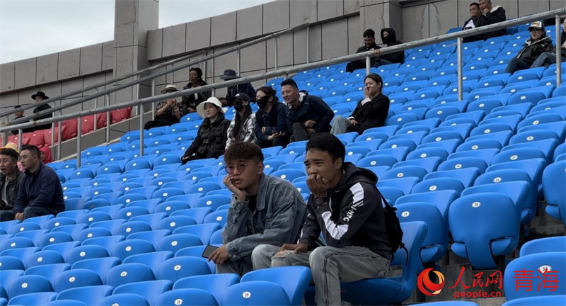 現(xiàn)場觀看“州超”的觀眾。人民網(wǎng) 劉沛然攝