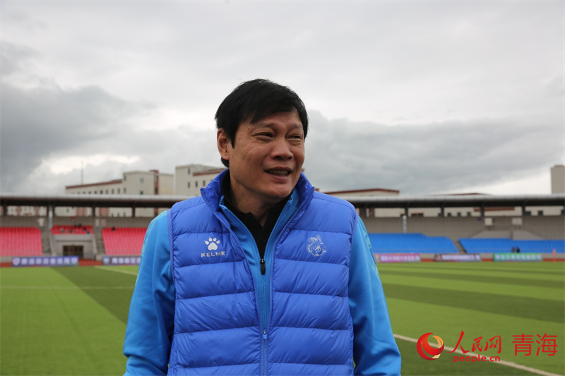 中場休息時與球員交流的范志毅。人民網(wǎng) 馬可欣攝