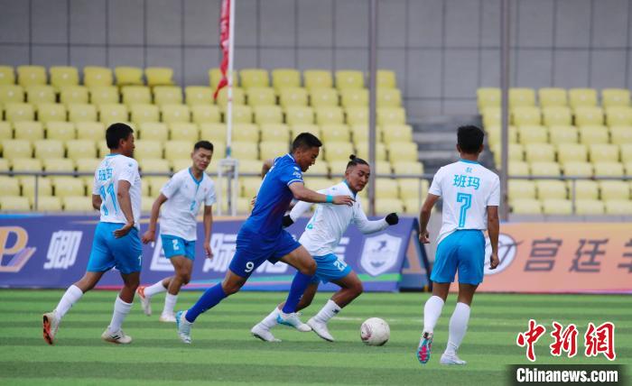 圖為班瑪隊(白)與達(dá)日隊在球場進(jìn)行比拼?！●R銘言 攝