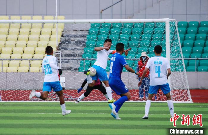 圖為班瑪隊(白)與達(dá)日隊在球場進(jìn)行比拼?！●R銘言 攝