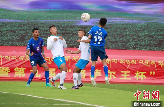 圖為班瑪隊(白)與達(dá)日隊在球場進(jìn)行比拼?！●R銘言 攝