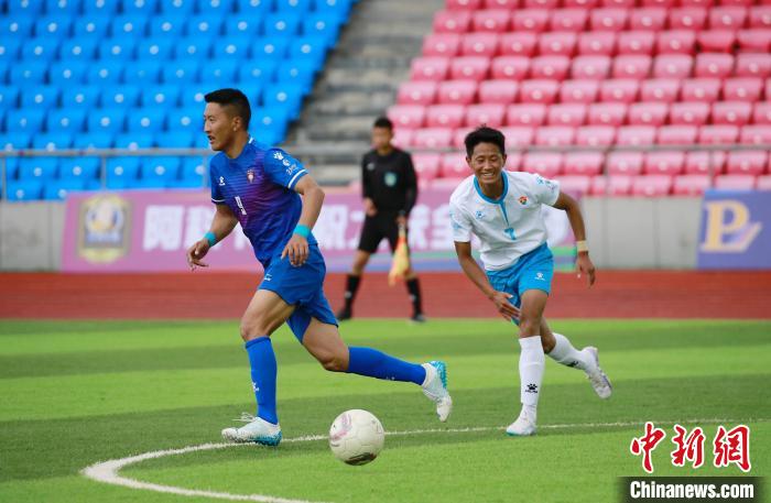 圖為班瑪隊(白)與達(dá)日隊隊員在球場感受快樂足球?！●R銘言 攝