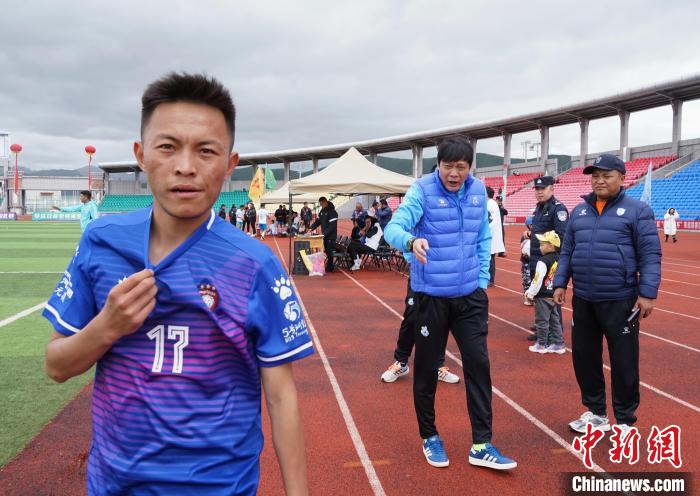 圖為范志毅在球場邊指導(dǎo)球員。　馬銘言 攝