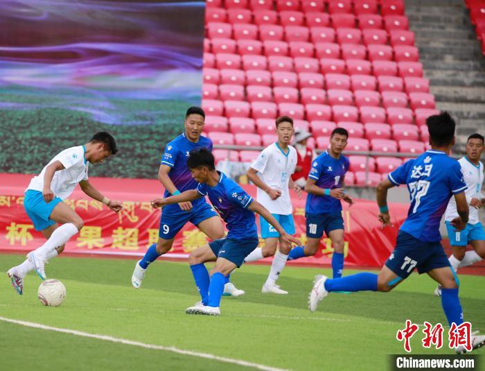 圖為班瑪隊(白)與達(dá)日隊在球場進(jìn)行比拼?！●R銘言 攝