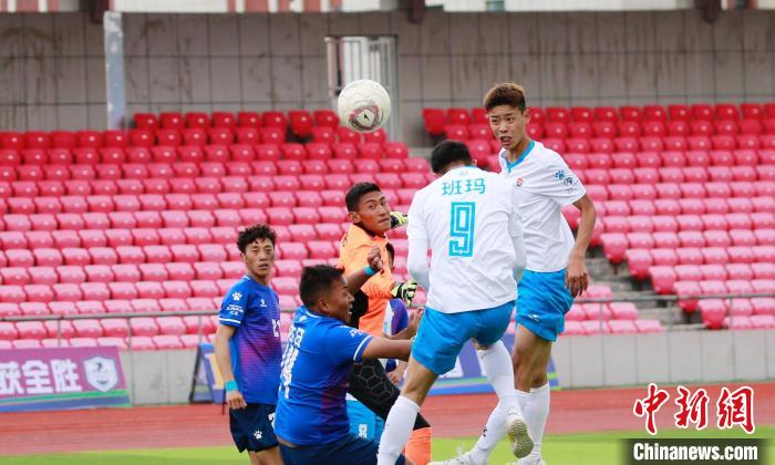 圖為班瑪隊(白)與達(dá)日隊在球場進(jìn)行比拼?！●R銘言 攝