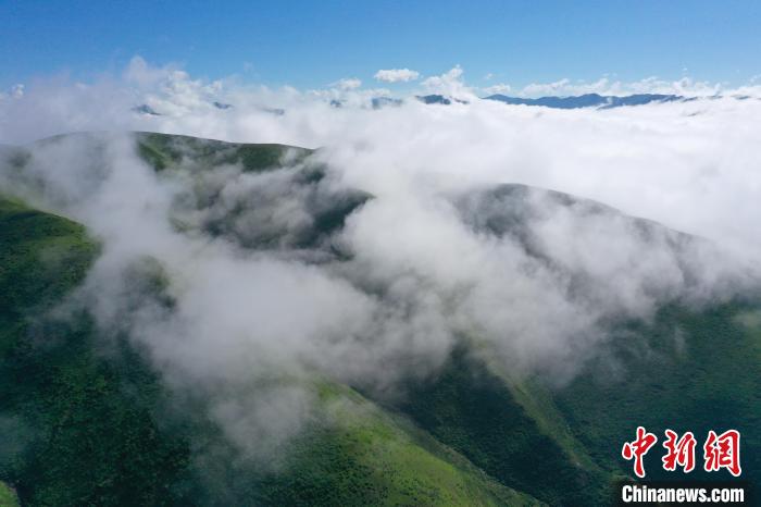 航拍賽來(lái)塘鎮(zhèn)山間云霧繚繞?！●R銘言 攝