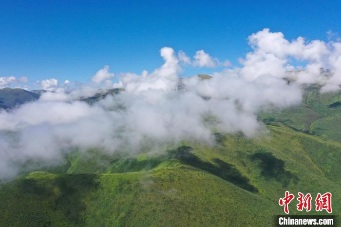 航拍賽來(lái)塘鎮(zhèn)山間云霧繚繞?！●R銘言 攝