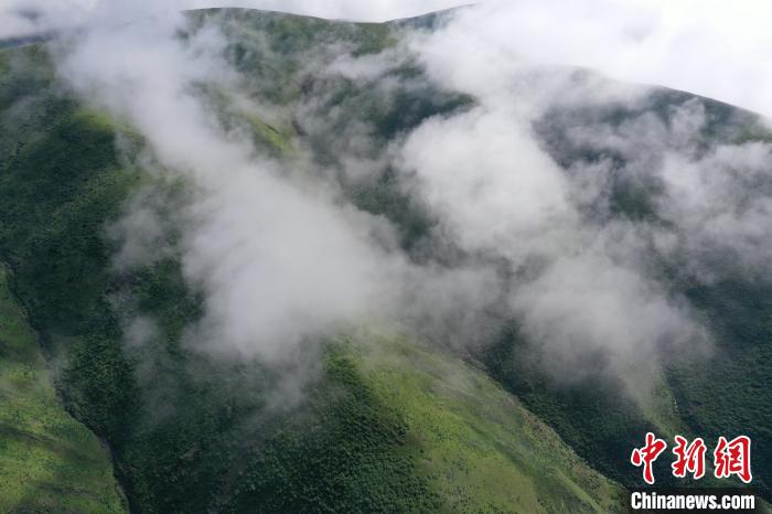 航拍賽來(lái)塘鎮(zhèn)山間云霧繚繞?！●R銘言 攝