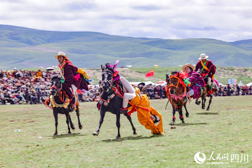 馬術(shù)表演現(xiàn)場。洛絨尼瑪攝