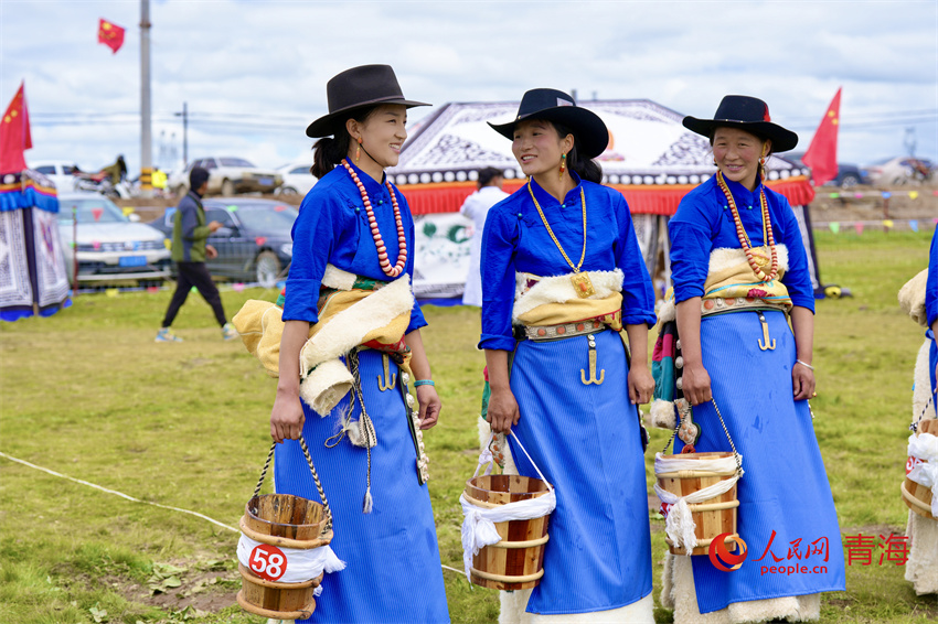 身著節(jié)日盛裝的澤庫牧女。人民網(wǎng) 陳明菊攝