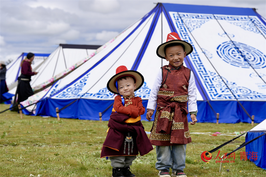 身著節(jié)日盛裝的小朋友。人民網(wǎng) 陳明菊攝