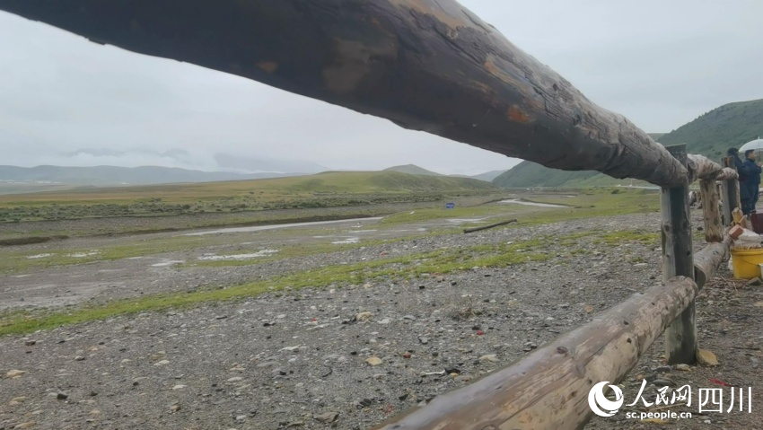 塔公鎮(zhèn)在公路沿線設(shè)置木柵欄用于物理防護(hù)。人民網(wǎng)記者 王洪江攝