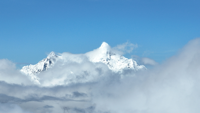 在白馬雪山遙望梅里雪山。德欽縣融媒體中心供圖