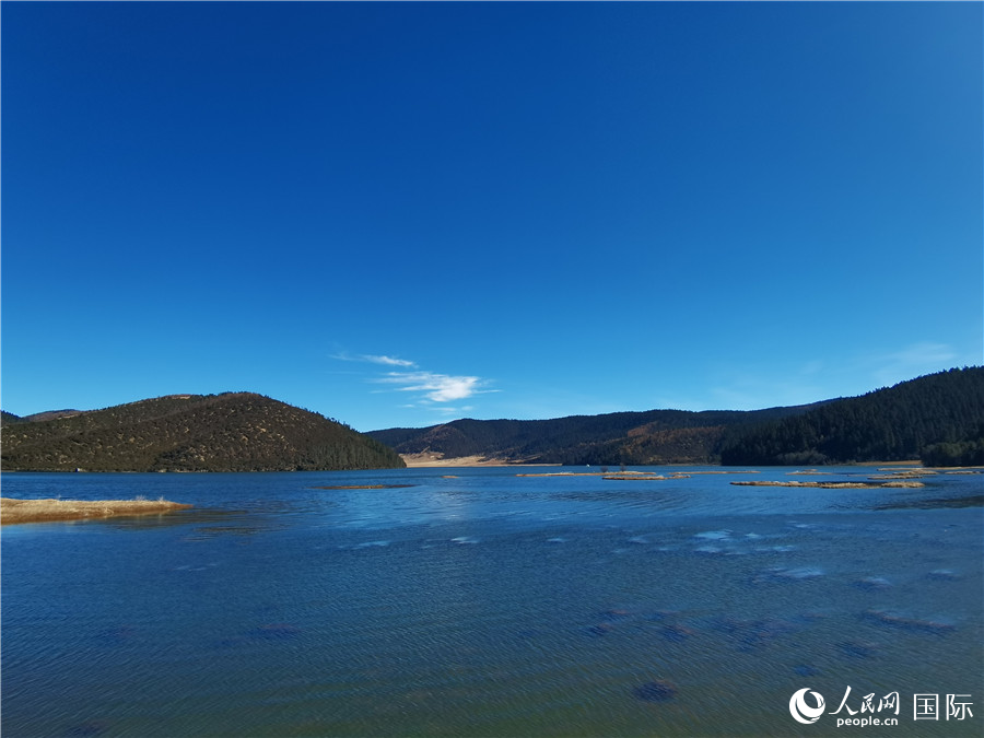 香格里拉國家公園景區(qū)內，被譽為“高原仙子”的屬都湖。人民網記者 杜明明攝