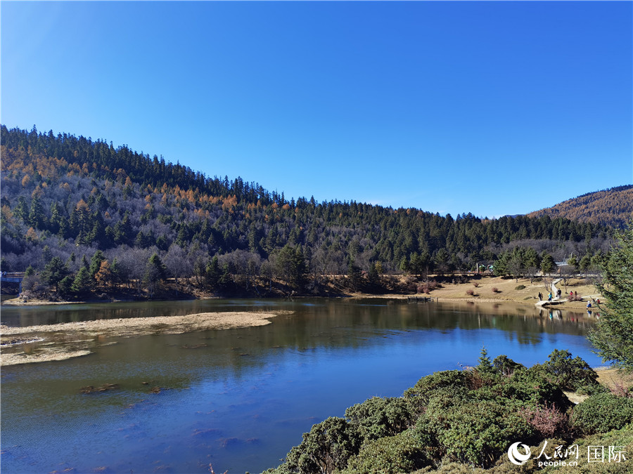 香格里拉國家公園景區(qū)內，被譽為“高原仙子”的屬都湖吸引了眾多游客。人民網記者 杜明明攝