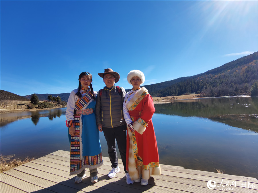 來自安徽合肥的一家三口在香格里拉國家公園景區(qū)內拍照留念。人民網記者 杜明明攝
