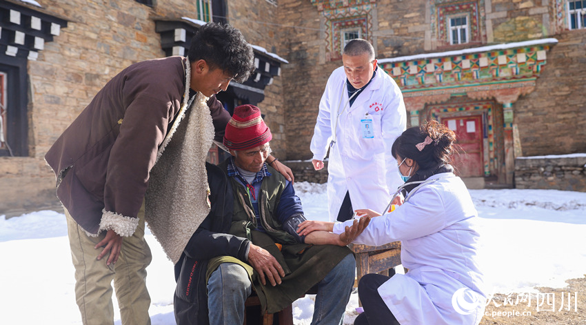 幫扶醫(yī)療小分隊(duì)成員為村民義診。劉學(xué)懿攝