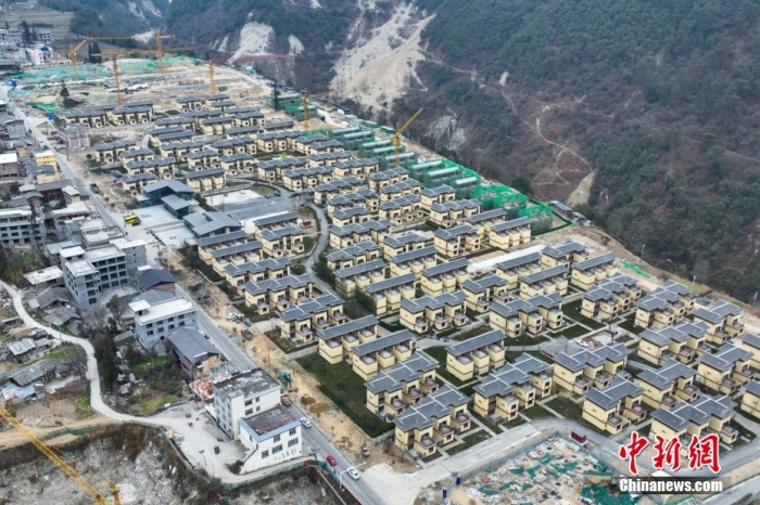圖為2月1日，瀘定磨西鎮(zhèn)震后重建的安置小區(qū)。(無人機(jī)照片)<a target='_blank' href='/'><p  align=