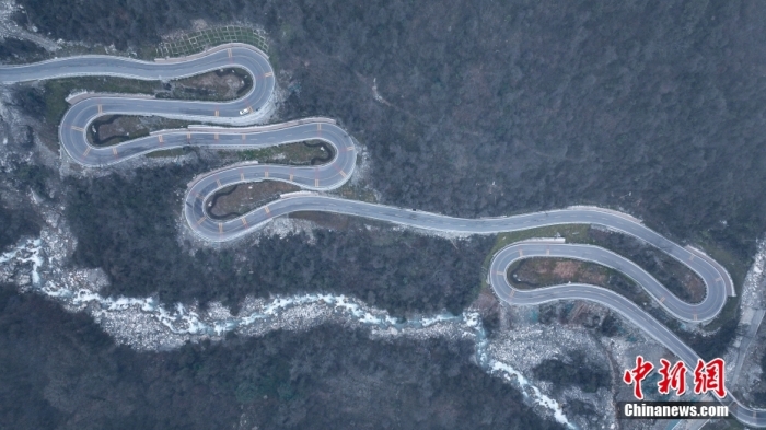 圖為2月1日，震后重建的海螺溝景區(qū)道路。(無人機(jī)照片)<a target='_blank' href='/'><p  align=