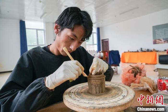 青海班瑪:藏式傳統(tǒng)“手造”黑陶傳承中煥發(fā)新生機