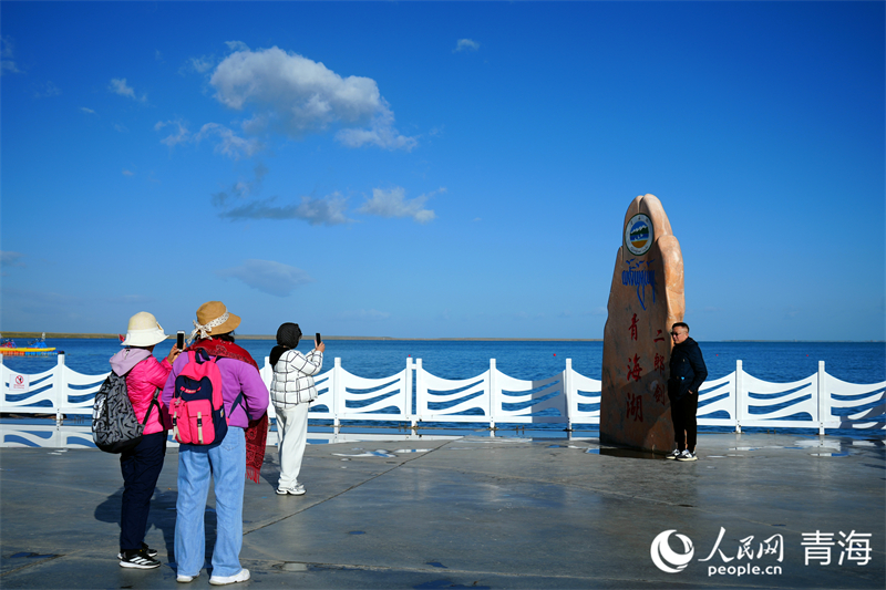 游客在青海湖二郎劍景區(qū)游玩。人民網(wǎng) 況玉攝