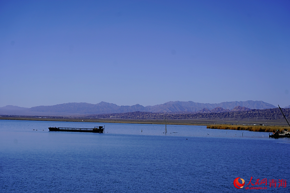 可魯克湖秋色如畫(huà)。人民網(wǎng) 陳明菊攝