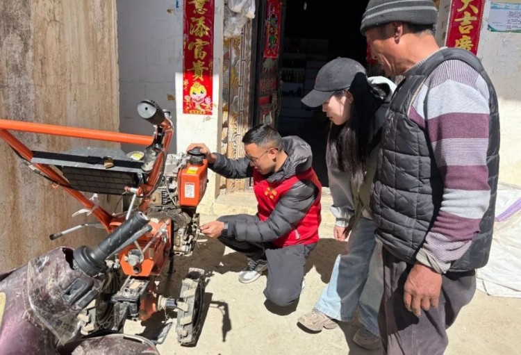 澤郎幫助村民檢查機(jī)械農(nóng)具。黑水縣融媒體中心供圖