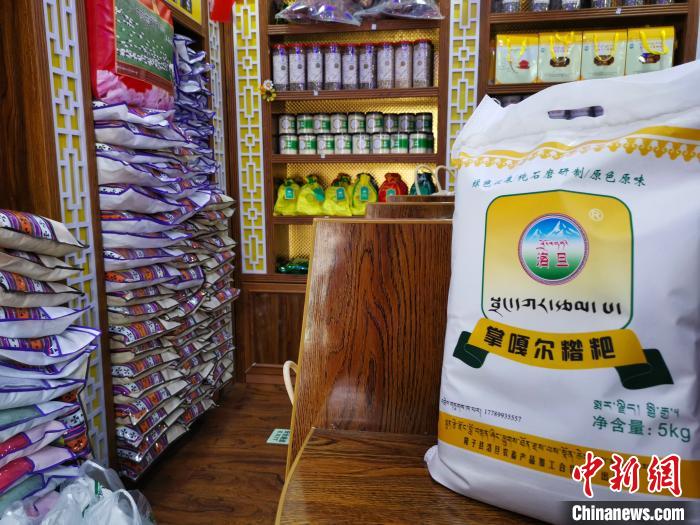 圖為洛桑旦增為自家青稞產品設計的商標與特色包裝?！垈?攝