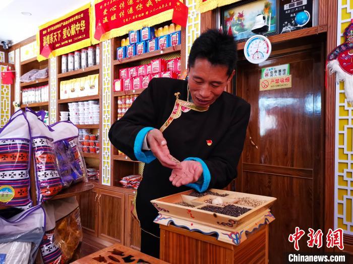 圖為洛桑旦增介紹青稞的功效?！垈?攝