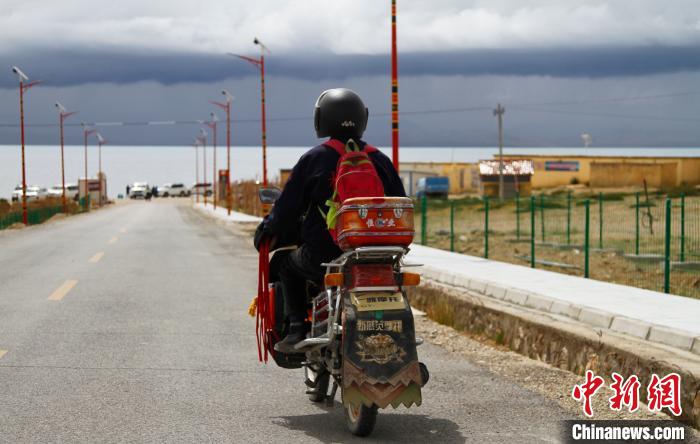 圖為白瑪從家中前往湖邊巡邏。　趙朗 攝