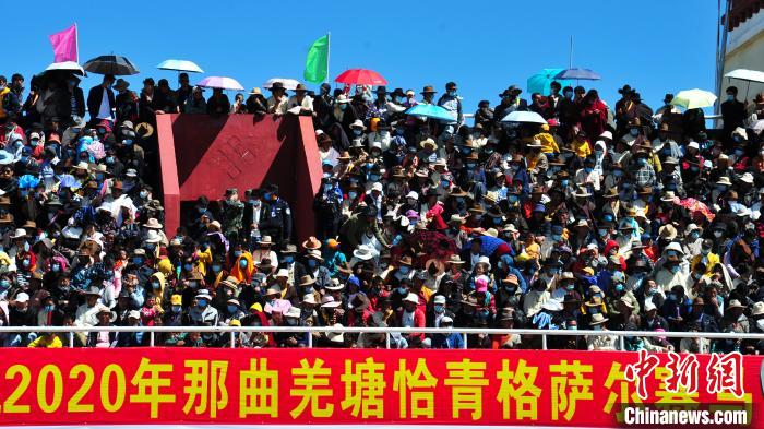 圖為當(dāng)日的比賽吸引了眾多觀眾?！垈?攝