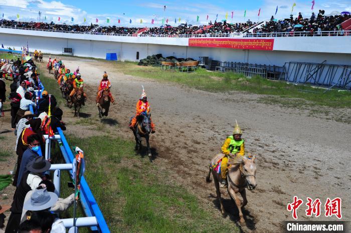 圖為少年騎手騎乘沒有馬鞍的賽馬，靠雙腳夾住馬馳騁在跑道上?！垈?攝
