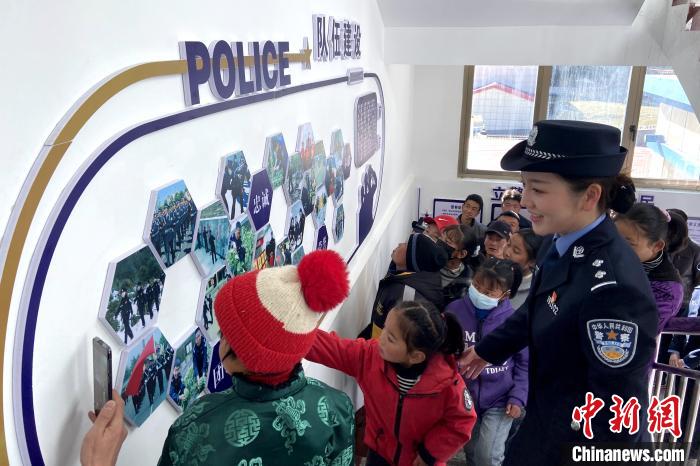 山南邊境管理支隊(duì)勒布邊境派出所舉行警營(yíng)開放日活動(dòng)，邀請(qǐng)駐地民眾進(jìn)警營(yíng)，了解民警工作生活?！∏f冀 攝