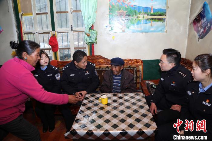 亞?wèn)|出入境邊防檢查站民警走訪慰問(wèn)轄區(qū)困難群眾。　張雨強(qiáng) 攝