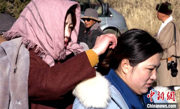 圖為1月13日，電影《雪域青春》群眾演員做拍攝準(zhǔn)備?！∝暽＠?攝