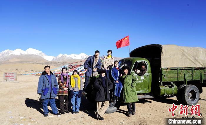 圖為電影《雪域青春》主創(chuàng)團(tuán)隊在西藏唐古拉山拍攝點?！z制組供圖 攝