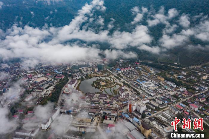 圖為墨脫縣城?！『闻罾?攝