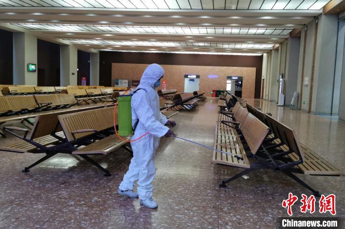 圖為拉薩車(chē)站工作人員在候車(chē)室進(jìn)行消毒?！±詈Ｐ?攝