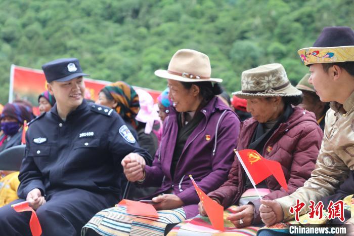 圖為李陽副所長(前排左一)與卓嘎、央宗姐妹共同參加愛國主義教育活動?！〉录?攝