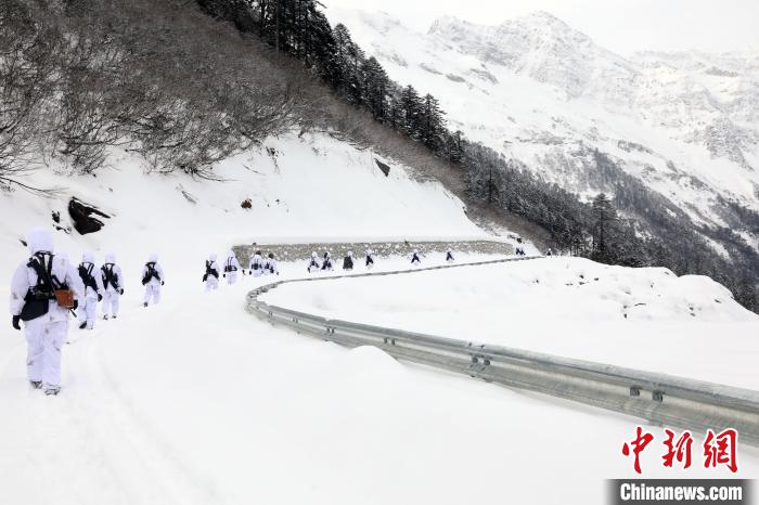 圖為徒步前進?！铎o 攝