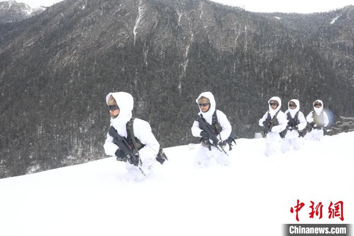 圖為徒步前進?！〗有?攝